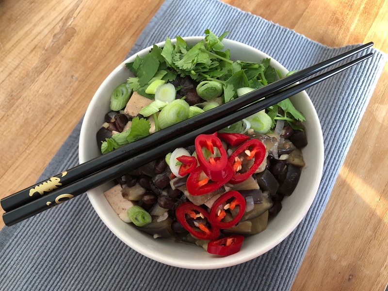 Aubergine met tofu en zwarte bonen