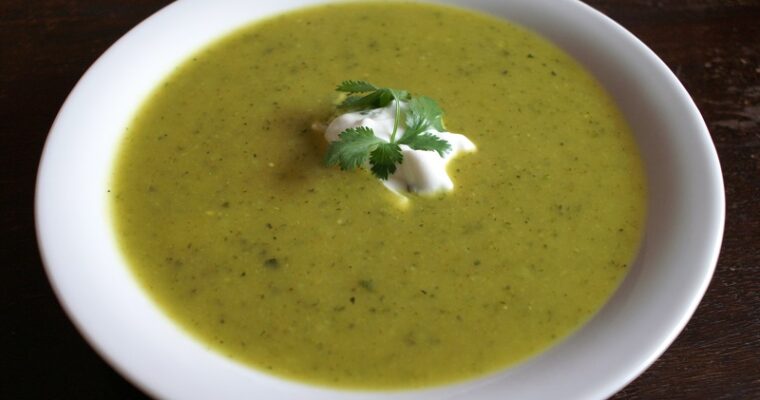 Australische courgettesoep met hot curry en koriander