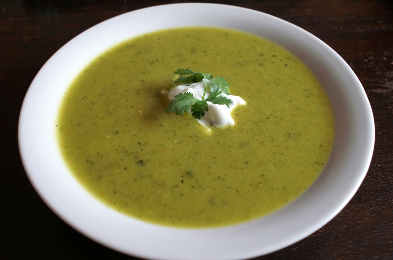Australische courgettesoep met hot curry en koriander