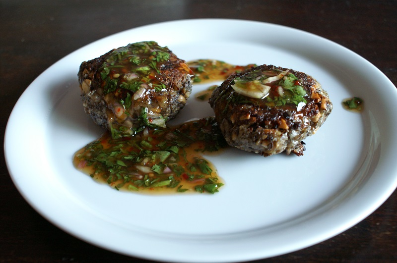 Champignonburgers met pittige koriandersaus