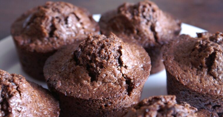 Chocolademuffins met stukjes chocolade