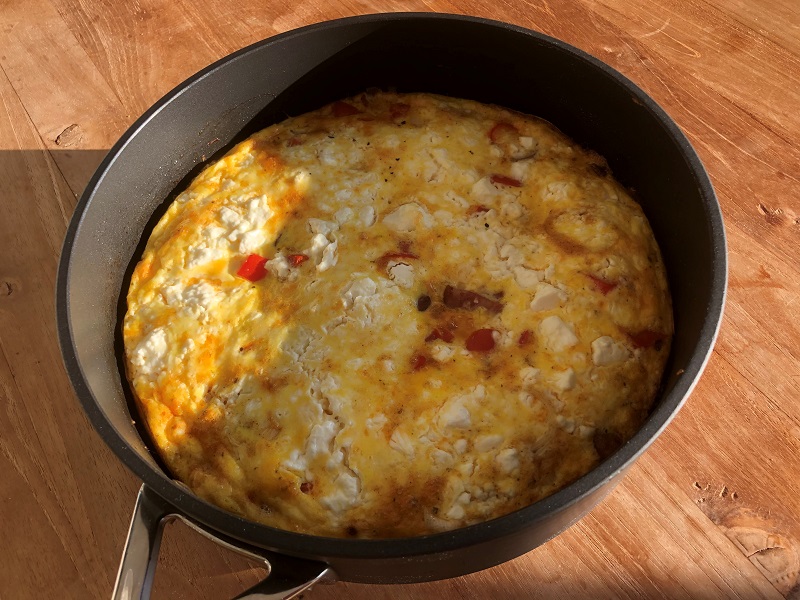 Frittata met rookworst, paprika, rode ui en feta