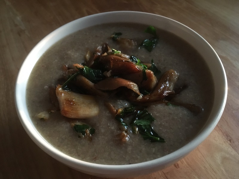 Kastanjechampignonsoep met een topping van oesterzwammen