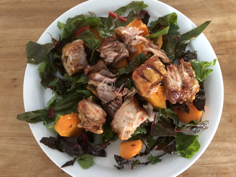 Knapperige varkensbuik met pompoen en koriandersalade