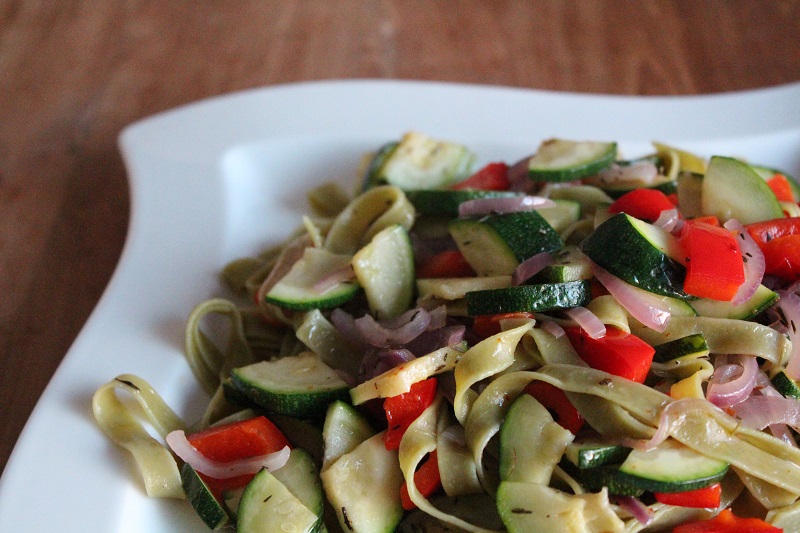 Kruidige tagliatelle met paprika, courgette, rode ui en tijm