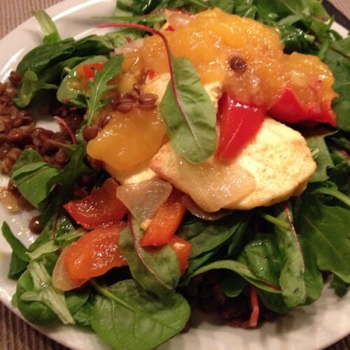 Warme salade met paneer, linzen en chutneydressing
