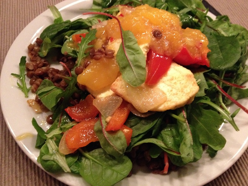 Warme salade met paneer, linzen en chutneydressing