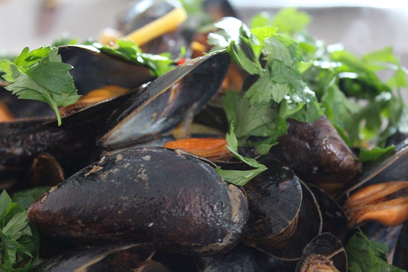 Spaanse mosselen met sperziebonensalade