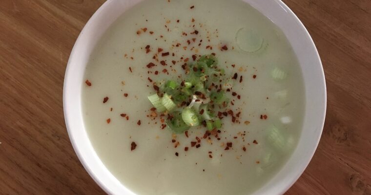 Koude komkommersoep met gerookte forel