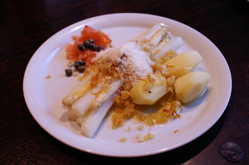 Asperges met sinaasappelgremolata en gerookte zalm