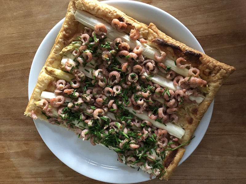 Flammkuchen met witte asperges en Hollandse garnalen
