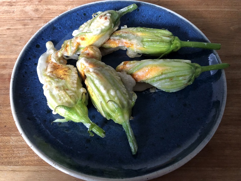 Gefrituurde courgettebloemen
