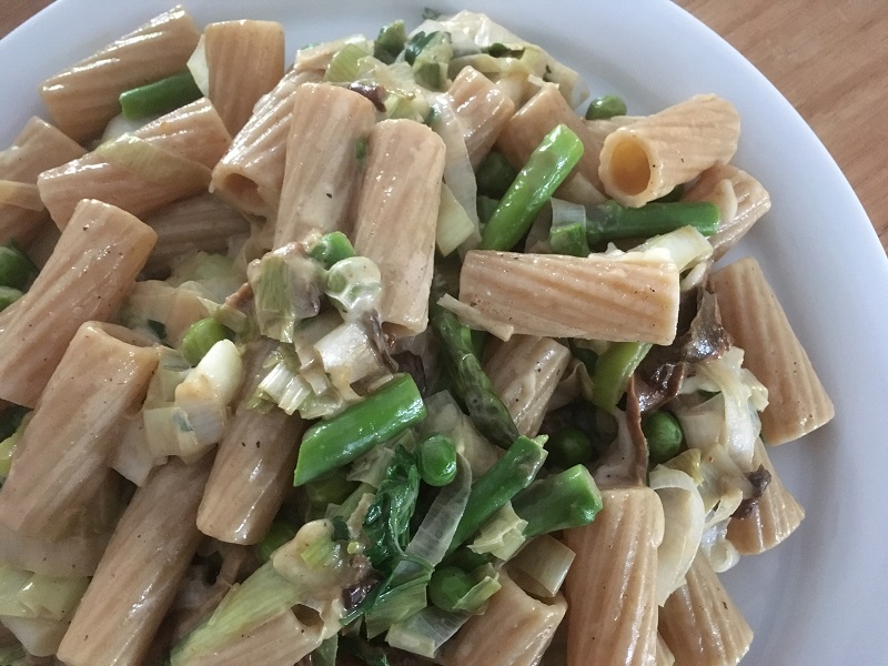 Rigatoni met doperwten en porcini in een romige aspergesaus