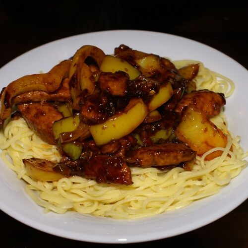 Varkensvlees uit de wok met paprika en peper