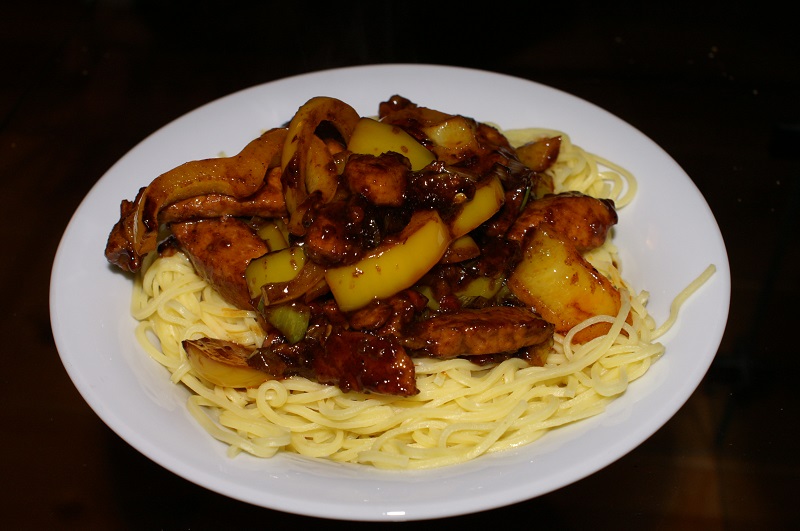 Varkensvlees uit de wok met paprika en peper