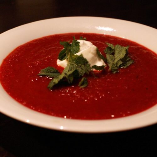 Bietensoep met yoghurt en munt