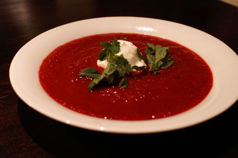 Bietensoep met yoghurt en munt