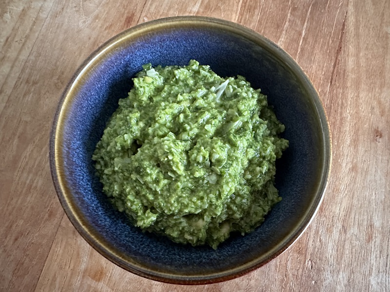 Pesto van radijsloof
