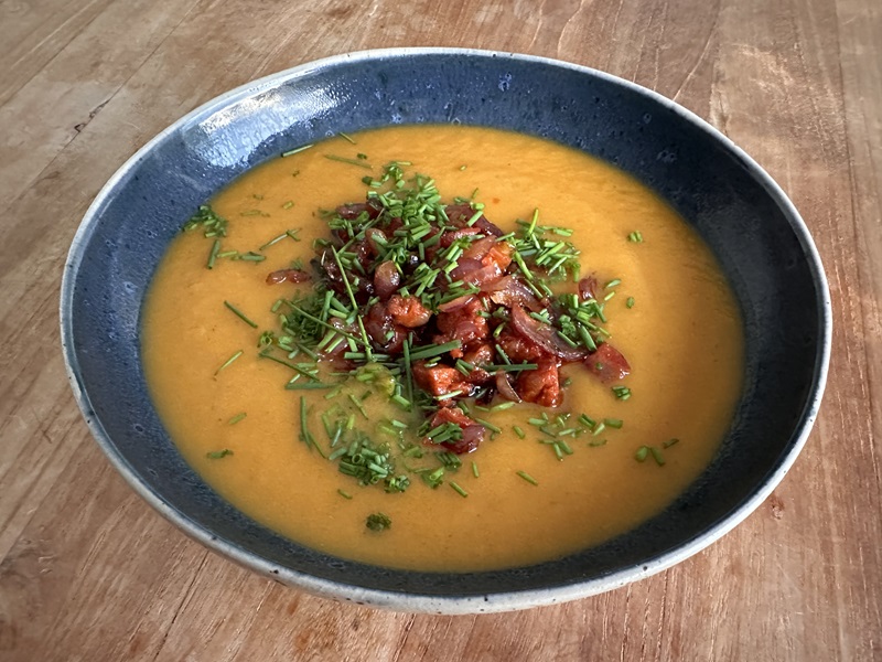 Zoeteaardappelsoep met rode ui en chorizo