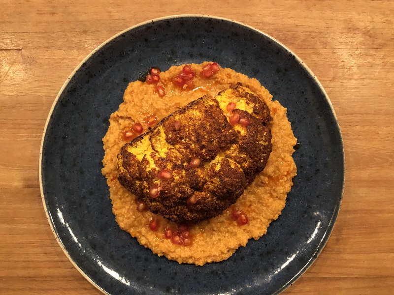 Geroosterde bloemkool met hummus