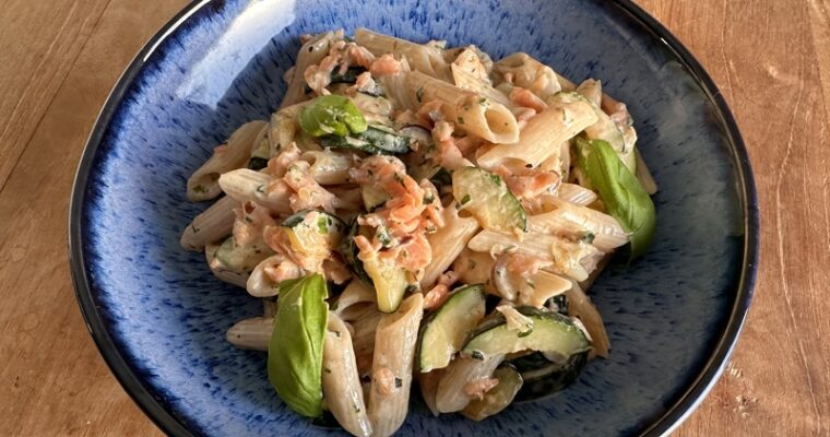 Pasta met courgette en gerookte zalm