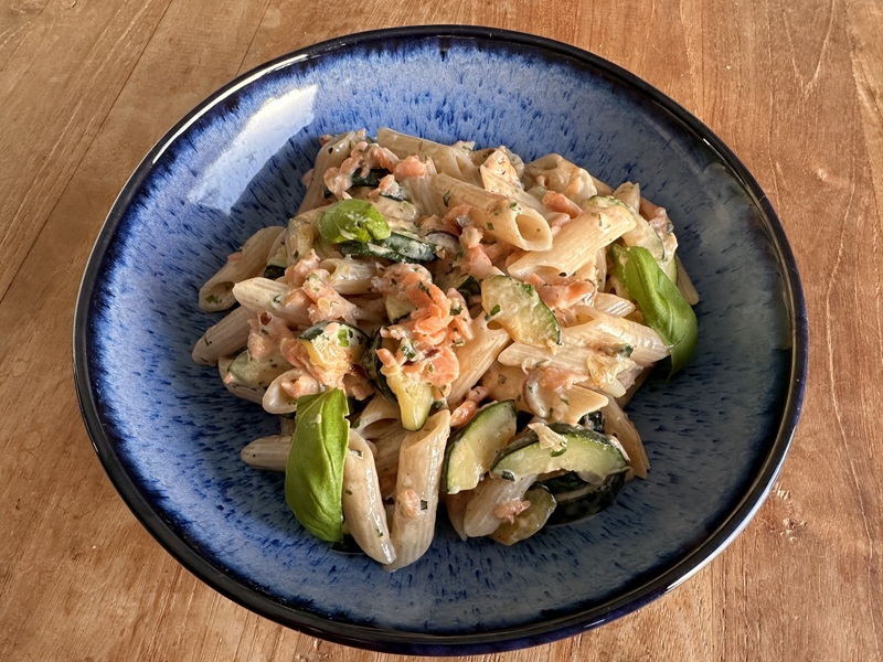 Pasta met courgette en gerookte zalm