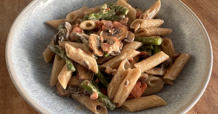 Penne met groene asperges, kastanjechampignons en gerookte zalm