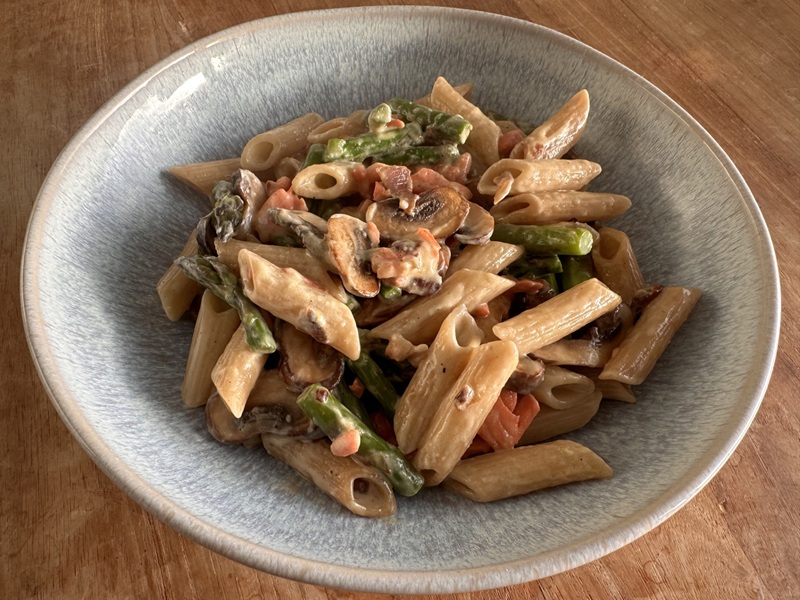 Penne met groene asperges, kastanjechampignons en gerookte zalm