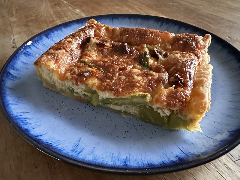 Quiche met groene asperges, chorizo en gruyère